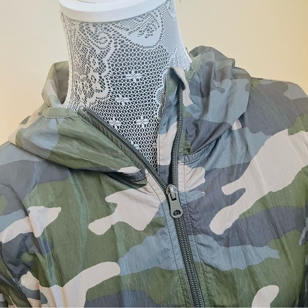 Offline by Aerie Camo Windbreaker Jacket Sz Small - Picture 7 of 11